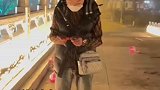 男子放烟花许愿，扔出后竟来了个回首掏