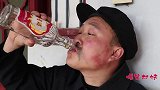 喜剧：村妹把酒瓶里灌河水给爹喝，把爹都喝吐了，真是实力坑爹