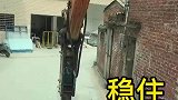 一旁的房子被震得摇摇欲坠