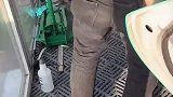男子以为眼睛有问题看东西冒烟