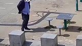 男子在广场假装打电话，竟然把公共棋盘桌给偷走了！