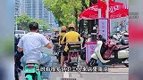 老太每天凌晨准时“清空”爱心冰柜，店主无奈：有多少她拿多少