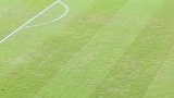 立大功！实拍U22国足比赛中场休息工作人员修补草皮