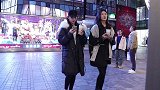 一身纯白色的时尚情侣，身高颜值好般配