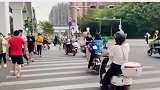 当你电车像老人机时，路人都惊呆了