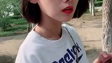 没有什么事是爬山解决不了的，如果有，你再给她拍张照#隐秘的角落 #搞笑