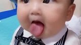 这宝宝也太可爱了吧，一叫妈妈就伸舌头