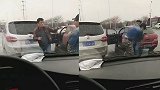 两车刮蹭司机路怒斗气 十字路口打拳击笑翻众人