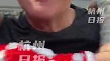 女记者身穿苏克球衣 伊万倍感亲切上前拥抱