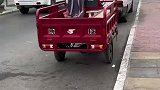 智利小镇街头，姑娘发现国产的电动三轮车