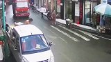 鉴定完毕！小哥这铁头功大成！就是得去医院看看车有事没！