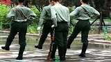 军人每天的日常军训，衬衣都湿透了，教练不说停止一直坚持！