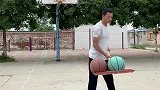 大哥背着身体投球的搞笑操作！