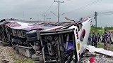 直击瞬间！泰国一客车与火车相撞 已致18人遇难29人受伤