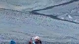 网友在西藏珠穆朗玛峰山脚下