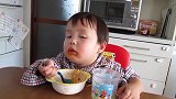 吃饱就犯困的小宝宝，这模样也太可爱了吧