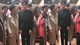 朱一龙与阿姨合影变“人形立牌”，站定不动表情呆萌