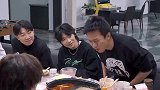 邓超问鹿晗：关晓彤不让你沉迷游戏吗？鹿晗的回答，暴露情侣关系