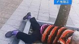 女子遇老人摔倒路边无人敢扶，拍视频留证将其扶起