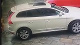 监控无意间拍下的一幕，一个扫把挽救两家人