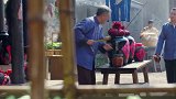 养父去酒坊打酒，不料得知女儿交代老板的话，心里的滋味莫名！