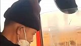 货车司机好心让老人搭顺风车，到达后反被大爷强行要钱