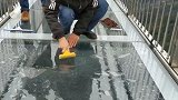 时薪千元！300米高空给玻璃悬廊贴膜 工人表示很害怕