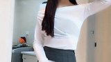 美女短裙露肩衣打扮掩不住的好身材，让人很是羡慕！