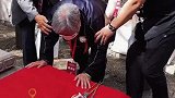 烈士女儿跪在父亲墓碑前泣不成声，抱着父亲年轻时的画像久久不肯撒手