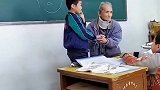 贵州 谷老师55岁才开始教英语！如今开设培训班，自创的教学法受家长们追捧！蜡炬成灰泪始干