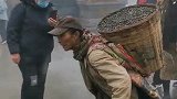 如果失意的时候，就到峨眉山看那背夫吧，回来继续努力！