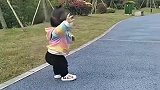带宝贝出门，这小步伐没谁了，真是太搞笑了
