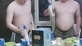 这小伙喝酒真厉害，一口气吹一瓶啤酒，干就完了！
