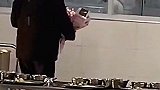 食堂阿姨收到保安大叔送来的花