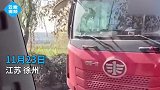 江苏消防员演练返回途中遇见一起车祸，秒速度最快出警