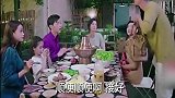 云恺果果等人一起吃火锅，爸爸妈妈同时给乐童夹菜，乐童真幸福