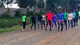 肯尼亚跑者热身训练，动作整齐划一