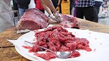 200公斤的超大金枪鱼 大厨精细分割拆解 肉质细腻 珍馐美味