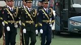 兵哥哥列队迎面走来阵仗帅气，这是见到家属了吧，笑得好开心！