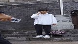 坐小哥哥腿上，被嫌弃了