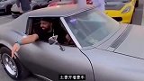 土豪开着豪车，从停车场出来