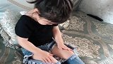 闺女以为裤子破了，竟这样跟妈妈告状，原谅我没忍住！