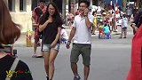 恶作剧：指着美女说什么露出来了，反应都太搞笑了