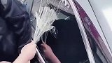 家里钥匙锁车里了，车里钥匙锁家里了