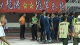 中超-17赛季-R马赛后被水瓶击中倒地 崔龙洙冷静处理隔开球员远离看台-新闻