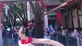 小姐姐唐人街上惊鸿一舞，身形优美婉若游龙