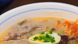 日式小食堂里的猪排定食套餐，真的很实惠