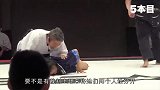 日本小萝莉挑战格斗猛女，下一秒脖子被掰折初生牛犊不怕虎