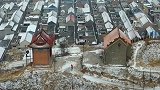航拍农村山坡上的龙王庙，雪景是不是很漂亮呢，我都想进去逛一圈