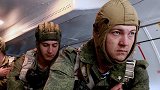 战斗民族？俄罗斯伞兵学跳伞吓得鬼哭狼嚎 被教练一把推出去